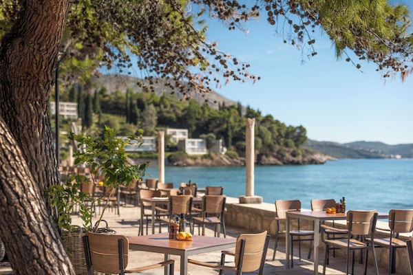 3 restaurants; breakfast, lunch, and dinner served