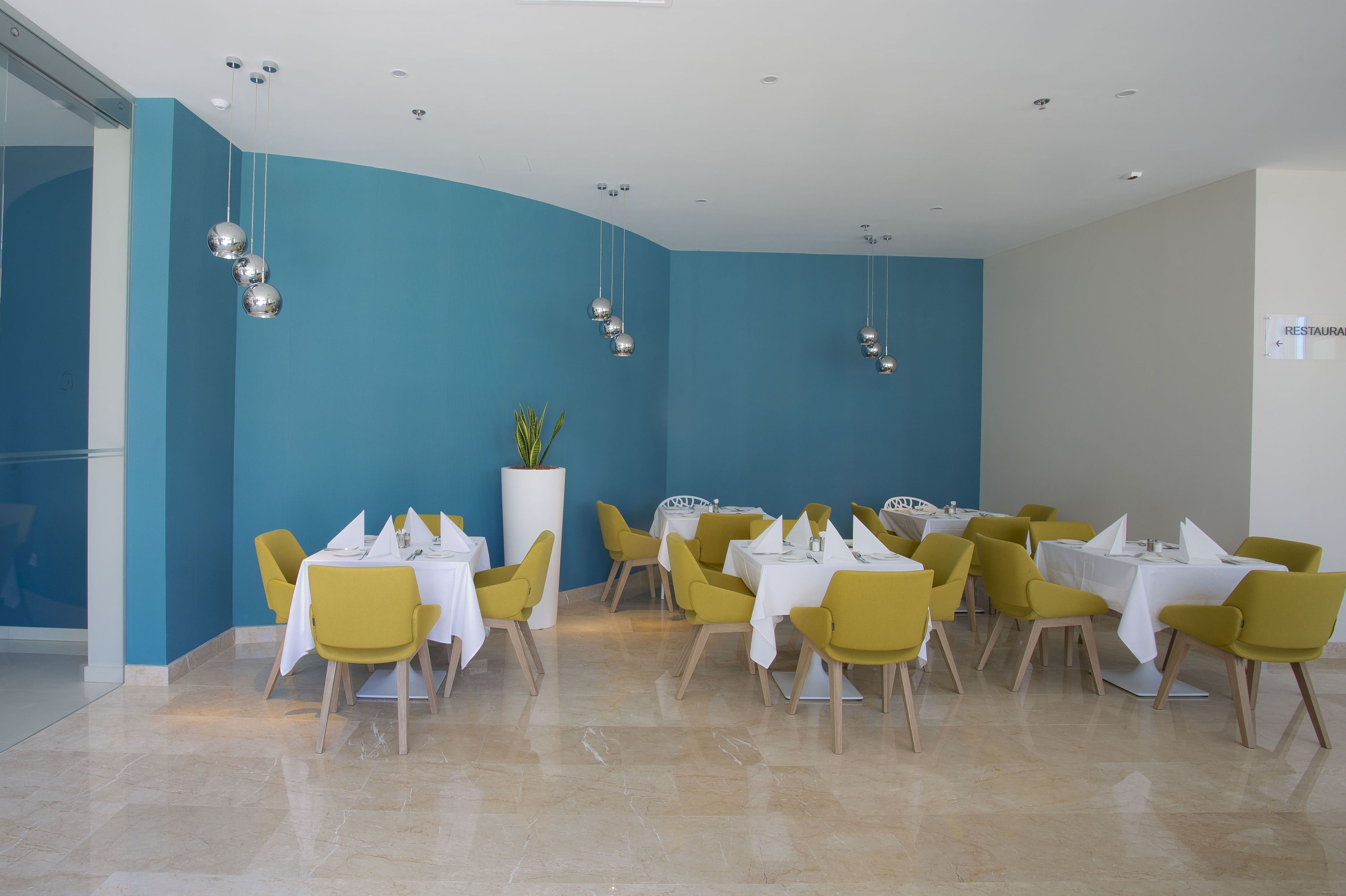 3 restaurants servant le petit déjeuner, le déjeuner et le dîner