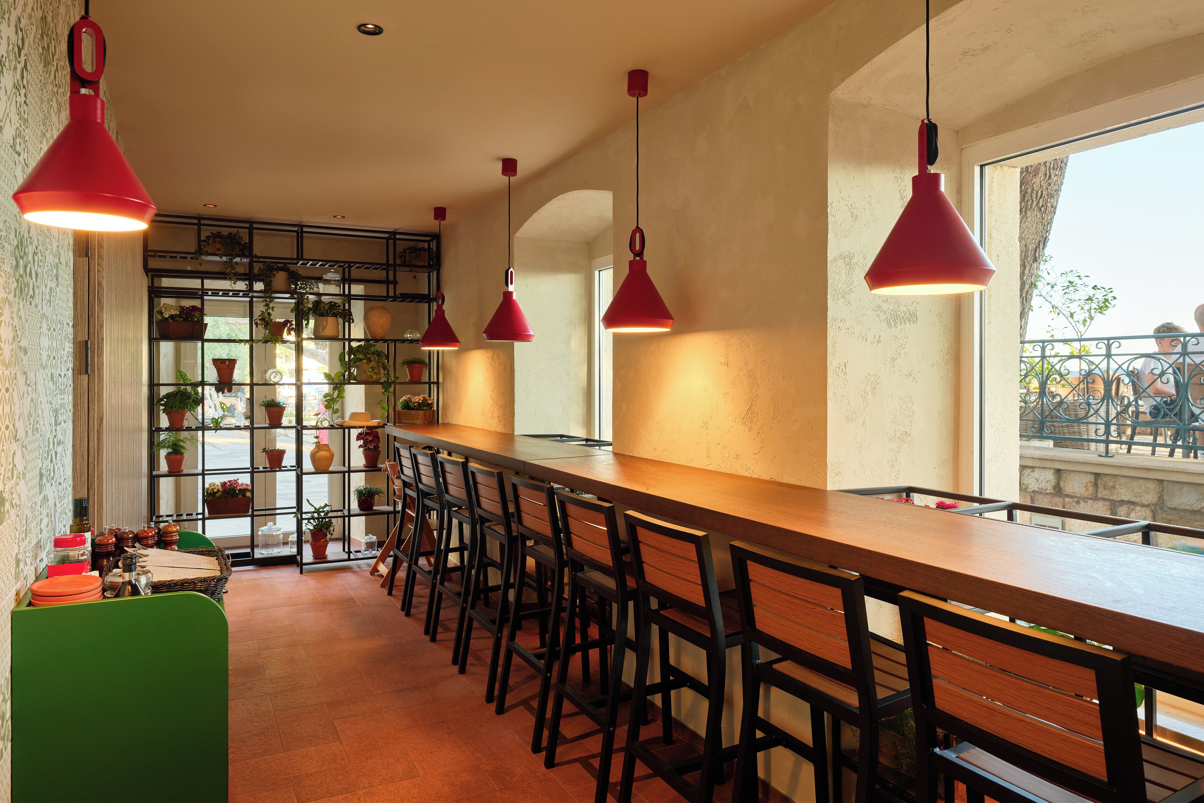 3 restaurants, breakfast served