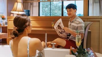 River Suite | Bathroom | Free toiletries, hair dryer, bathrobes, slippers