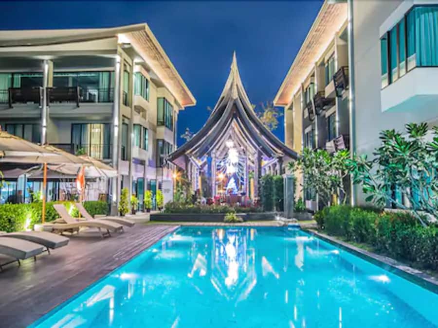 Piscina a l'aire lliure (horari: 10:00-20:00), para-sols i gandules