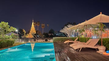 Piscine extérieure, parasols de plage, chaises longues