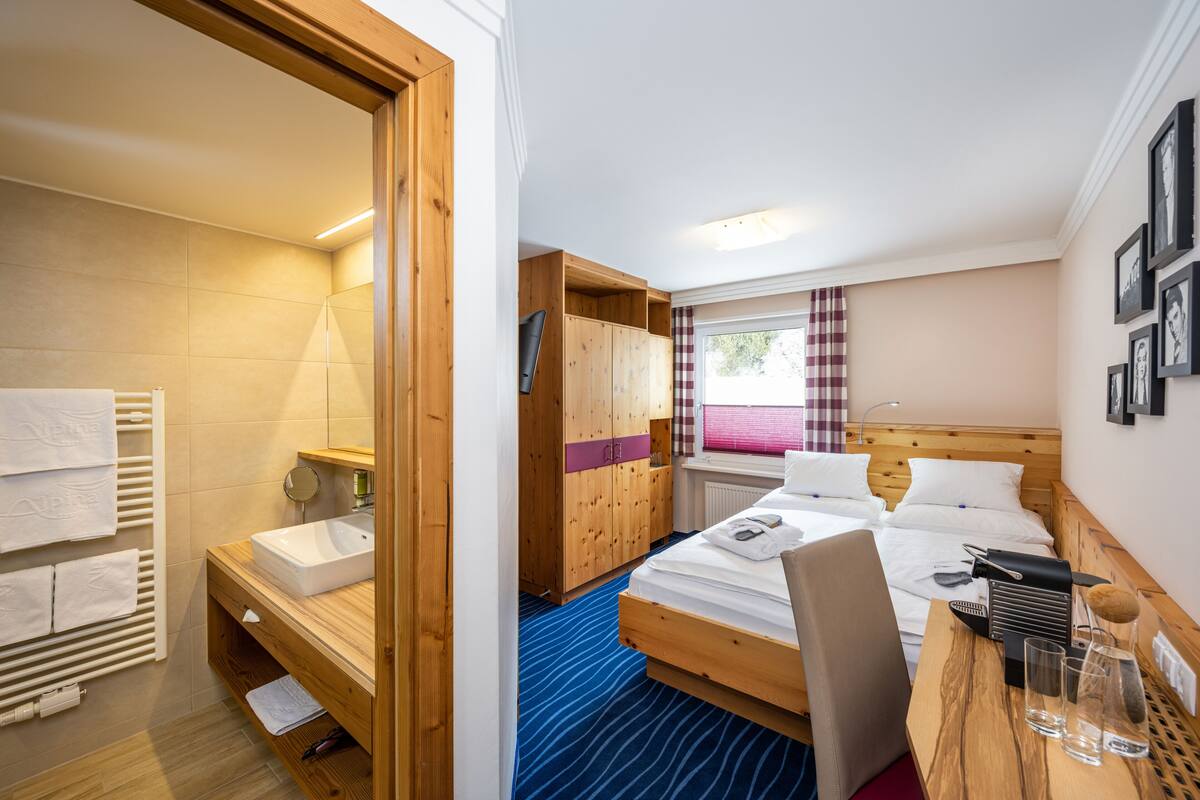 superior room (queenbettzimmer) | premium bedding, minibar, in-room safe, desk