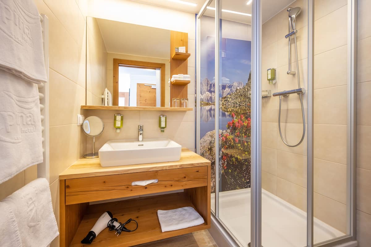 Superior-Doppelzimmer | Badezimmer | Haartrockner, Bademäntel, Handtücher