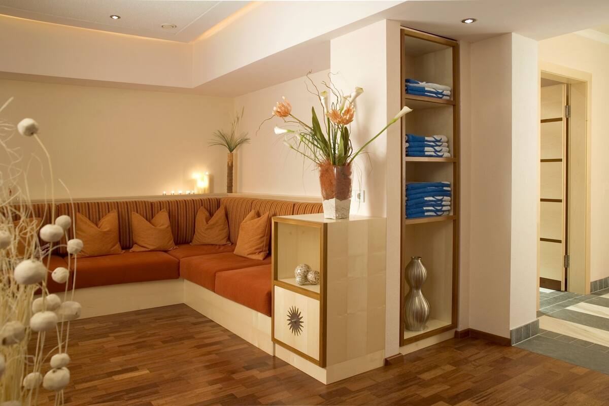 1 treatment room, massages