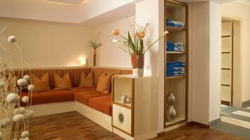 1 treatment room, massages