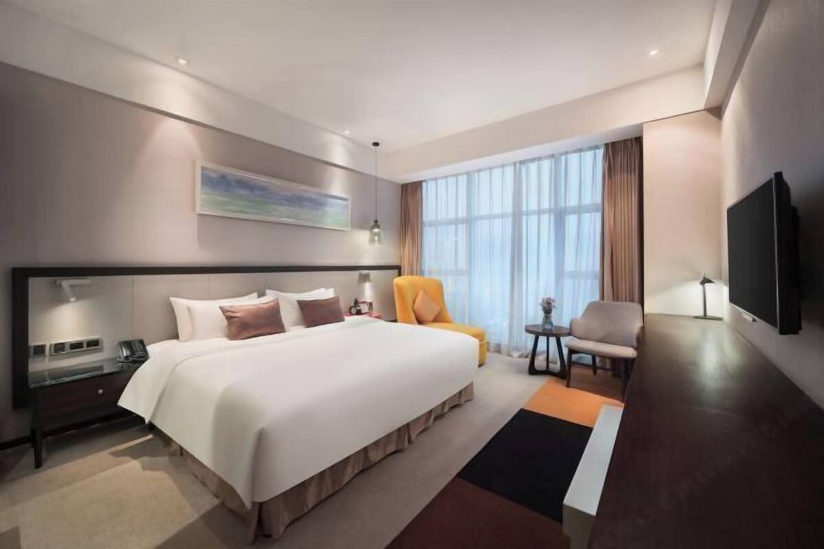 Minibar, caja de seguridad en la habitación, escritorio y cunas 
