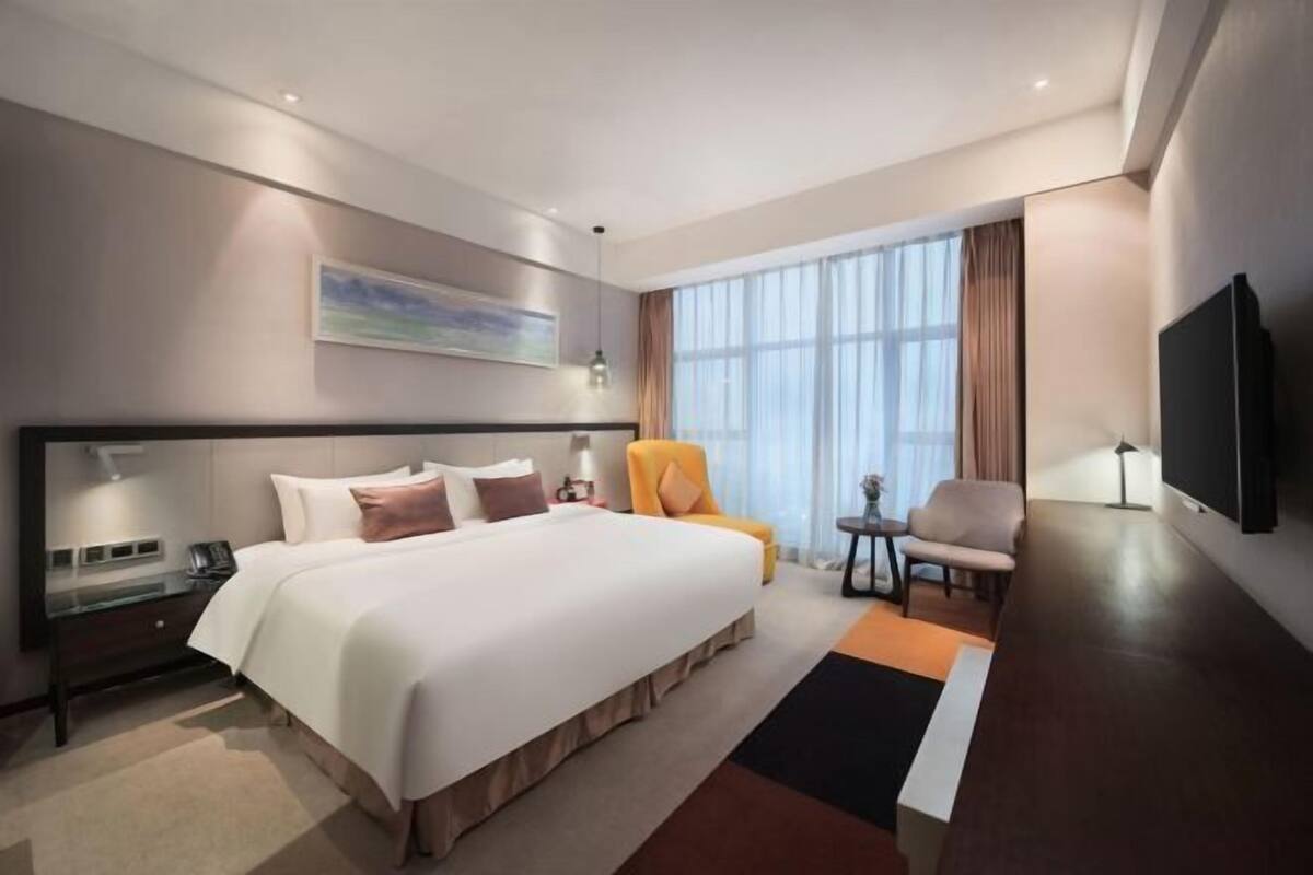 Minibar, caja de seguridad en la habitación, escritorio y cunas 