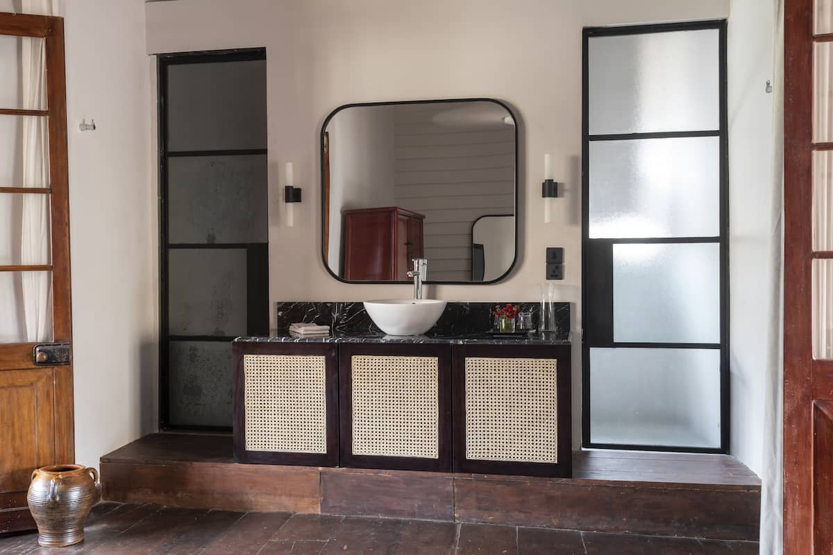 heritage wing (headmaster prefect arts, geography and history room) | bathroom | free toiletries, hair dryer, towels