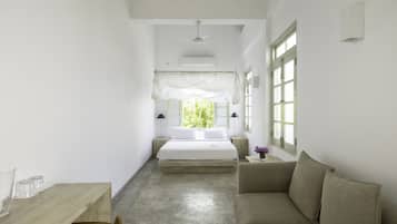 65 Pedlar Street Suites | Minibar, in-room safe, desk, soundproofing