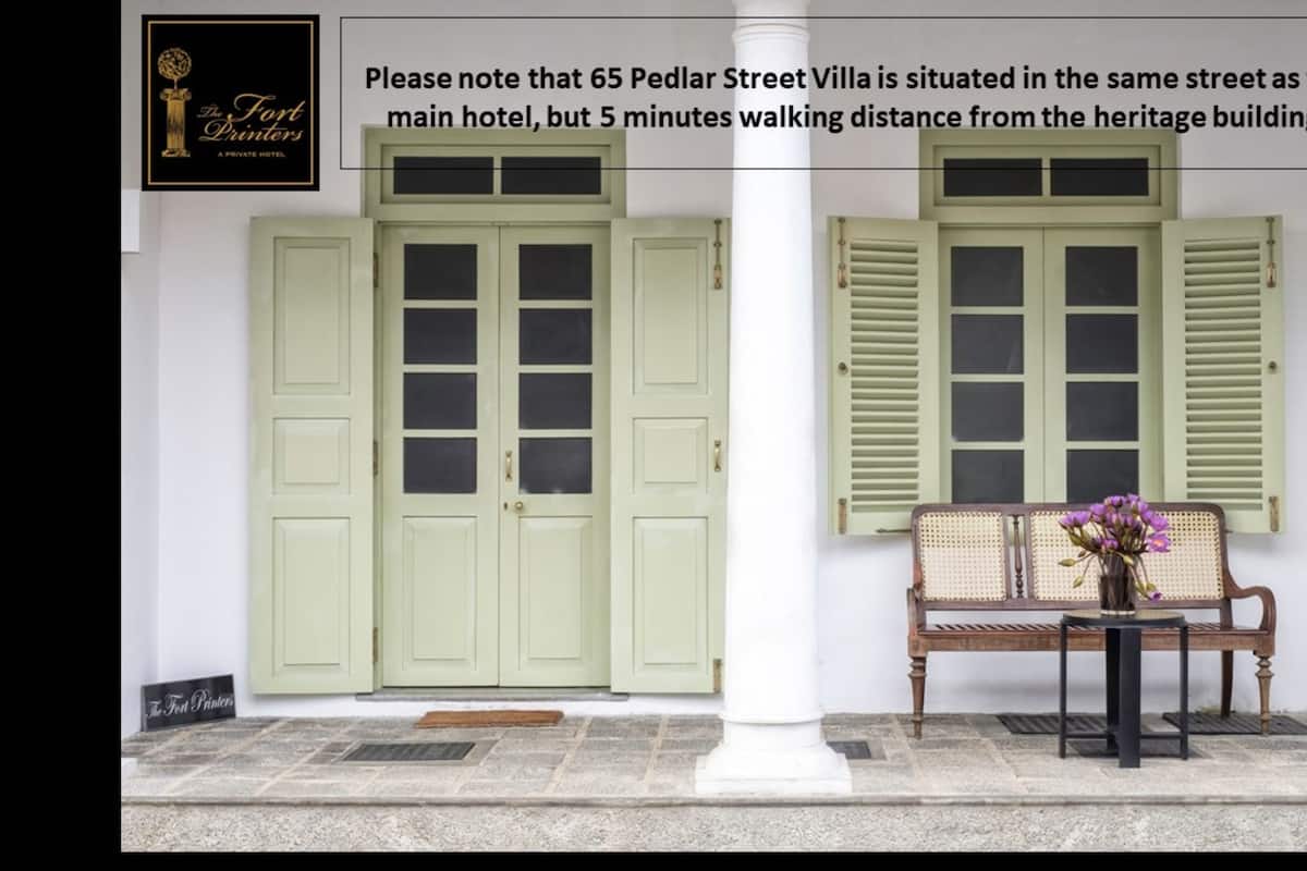 65 Pedlar Street Suites | Een minibar, een kluis op de kamer, een bureau, geluiddichte muren
