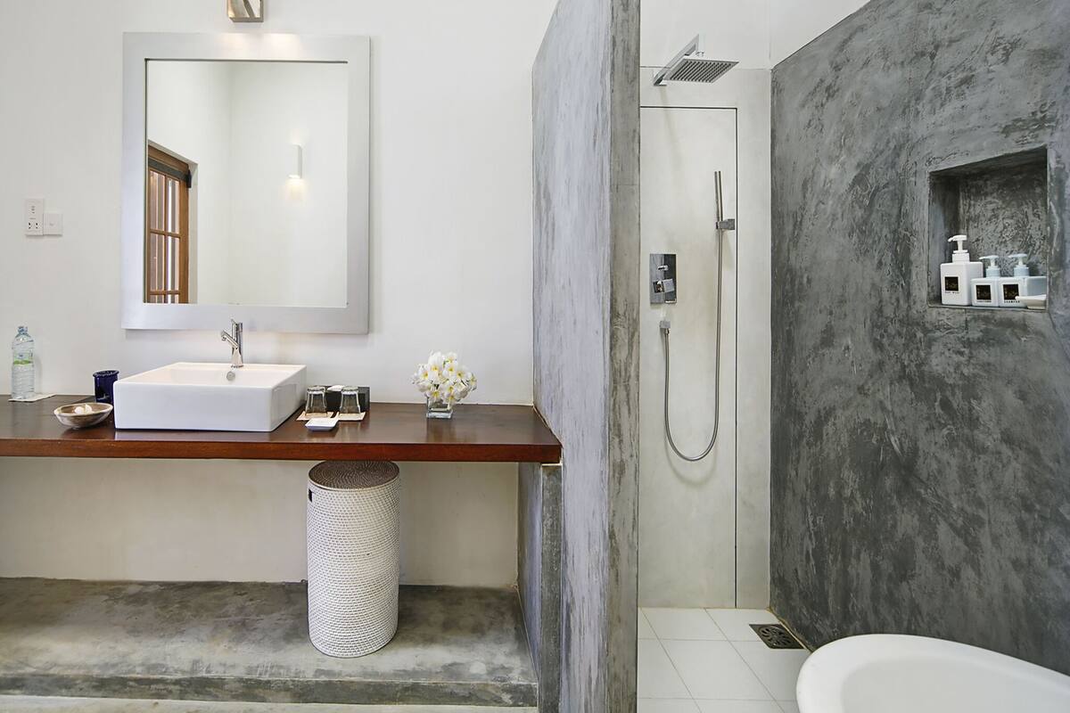 church/pedlar wing suite | bathroom | free toiletries, hair dryer, towels