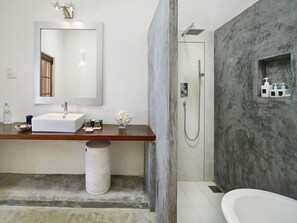 Church/Pedlar Wing Suite | Bathroom | Free toiletries, hair dryer, towels - The Fort Printers (Galle)