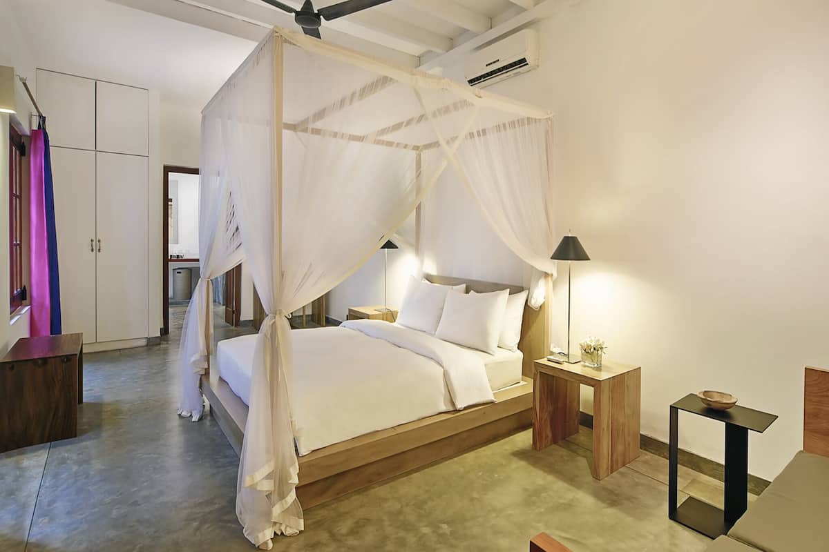 Deluxe suite, 1 kingsize bed | Een minibar, een kluis op de kamer, een bureau, geluiddichte muren