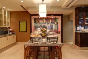 Café da manhã com buffet todos os dias (USD 13.95 por pessoa)