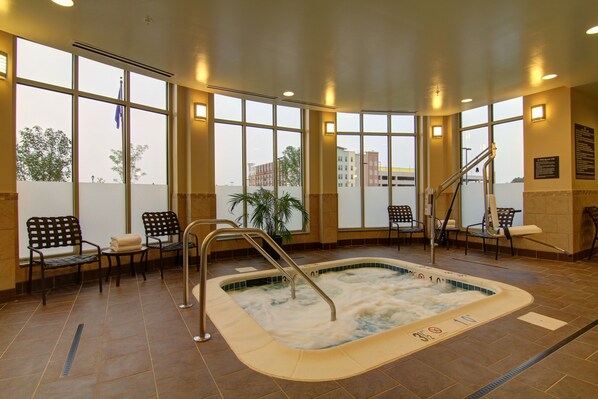 Indoor spa tub - Hilton Garden Inn Woodbridge (Woodbridge)