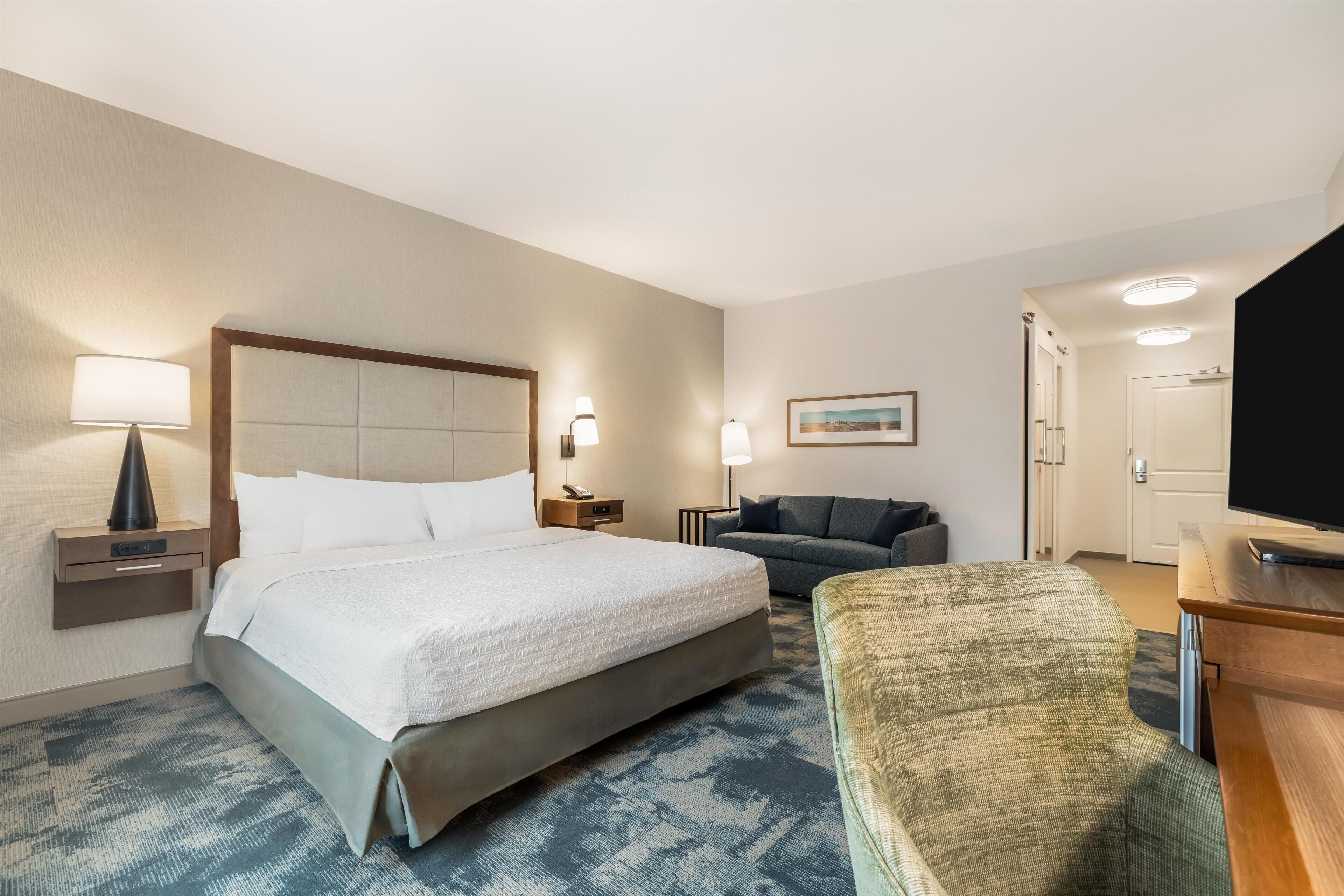 En 55-tommers Flatskjerm-TV med kabel-kanaler samt TV