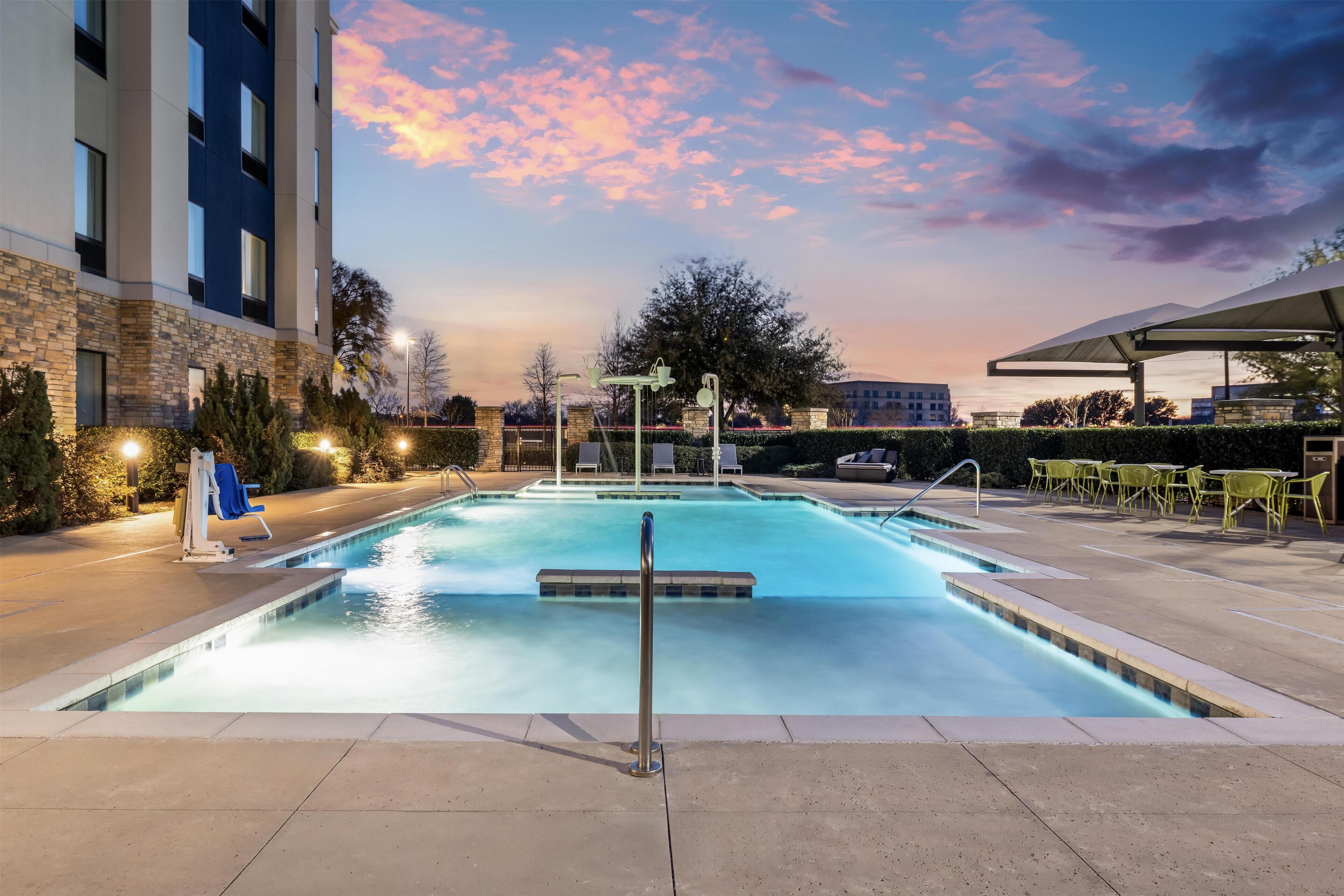 Una piscina al aire libre, sombrillas, sillones reclinables de piscina