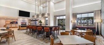 達拉斯東布蘭諾套房酒店