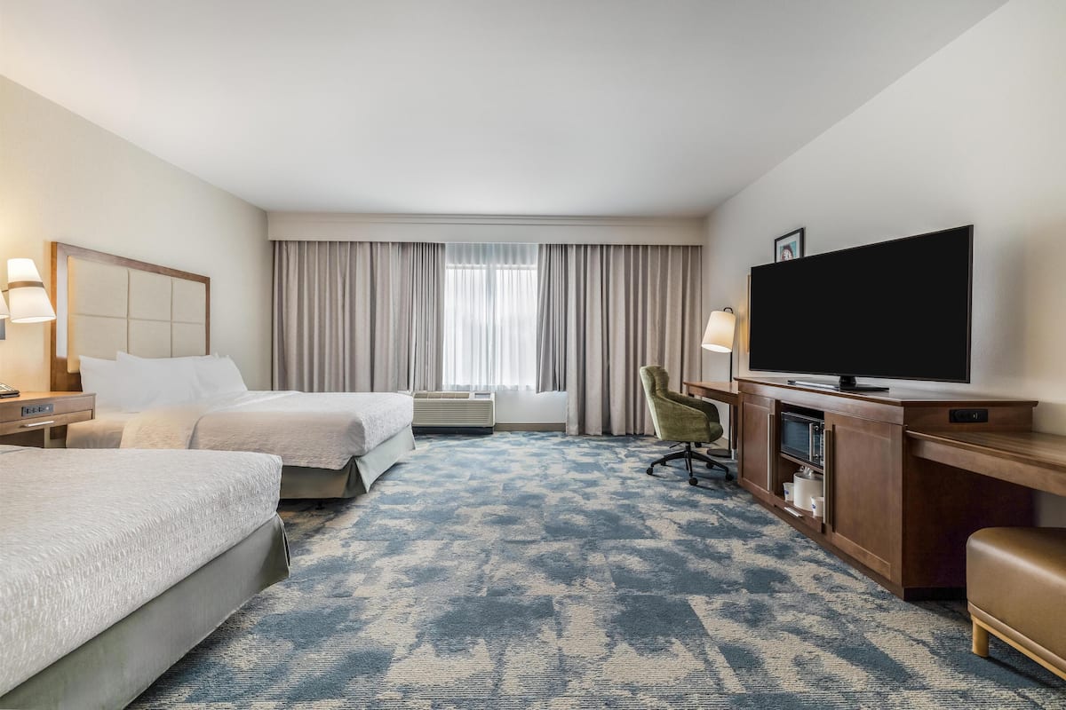 Room, 2 Queen Beds, Accessible, Bathtub