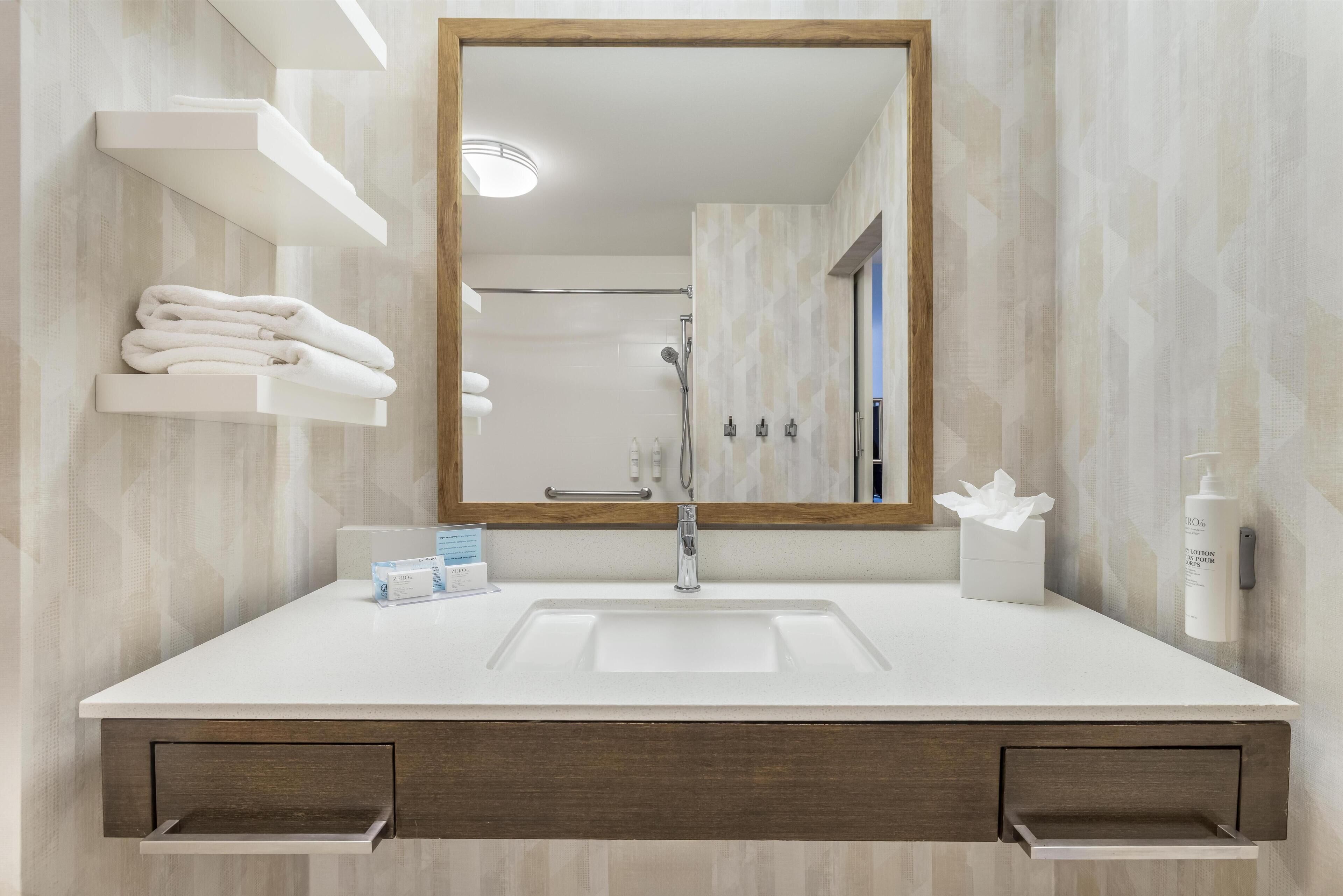 Habitación, 1 cama de matrimonio grande, accesible para personas con discapacidad, no fumadores | Baño | Artículos de higiene personal gratuitos, secador de pelo y toallas