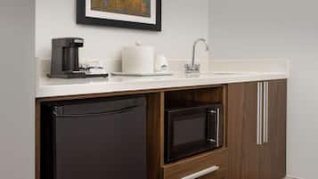 King, Studio, Kitchenette | Private kitchenette | Fridge, coffee/tea maker