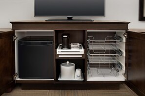 In-room safe, desk, iron/ironing board, free cribs/infant beds - Hampton Inn & Suites Phoenix Tempe (Tempe)