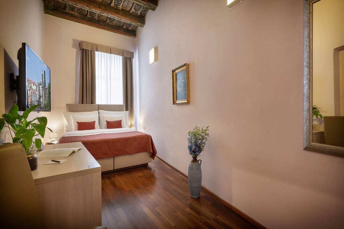Comfort Double Room, Bathtub | Minibar, in-room safe, individually decorated, individually furnished