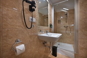 Habitación cuádruple | Baño | Artículos de higiene personal de diseño, secador de pelo y zapatillas