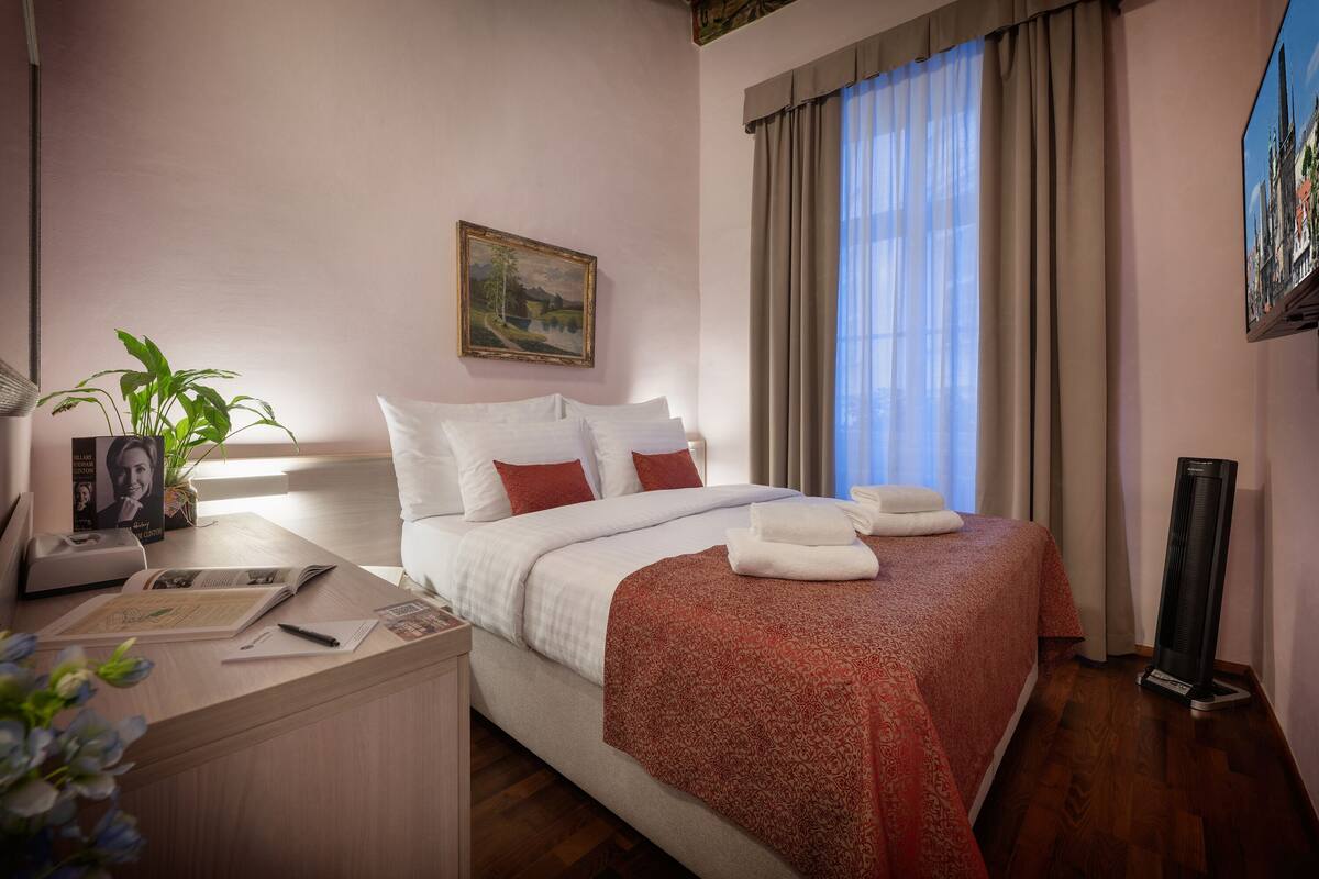 Deluxe Room | Minibar, in-room safe, individually decorated, individually furnished