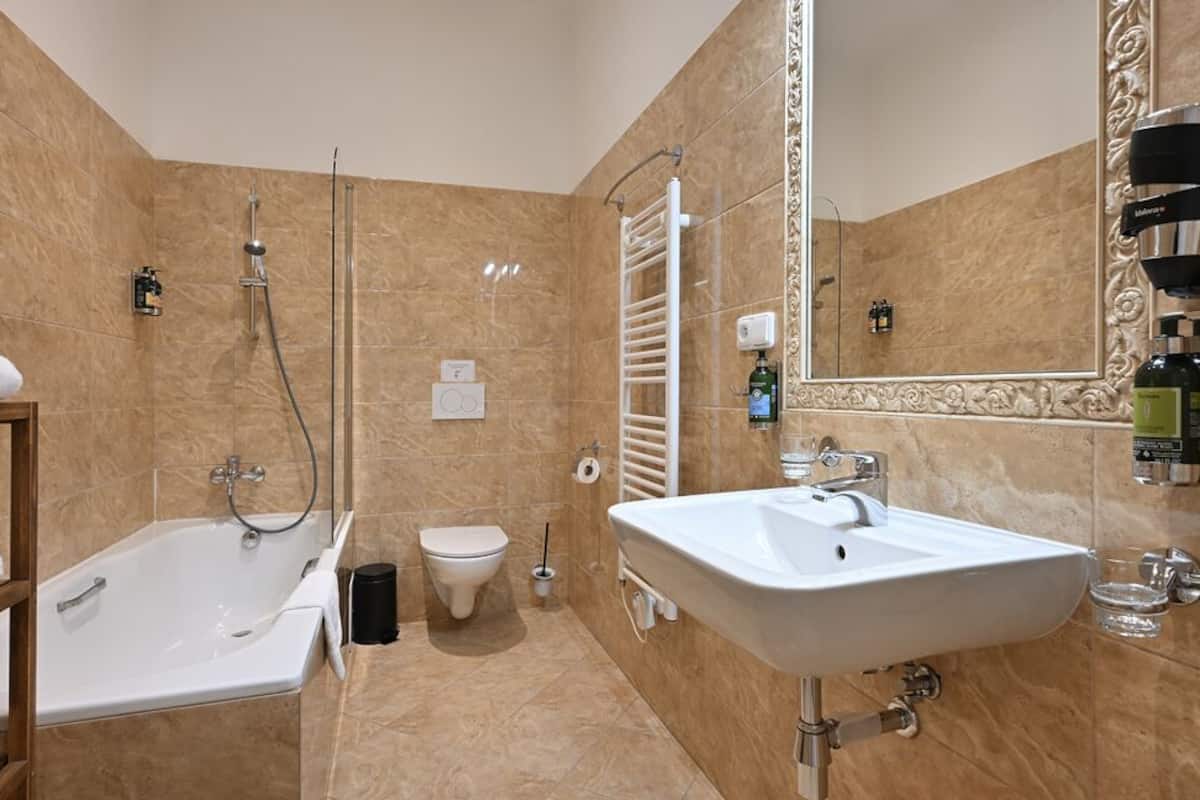 Habitació doble Comfort, banyera | Minibar, caixa forta a l'habitació i decoració individual