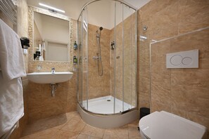 Kamar Double Standar | Kamar mandi | Perlengkapan mandi desainer, pengering rambut, sandal, dan handuk