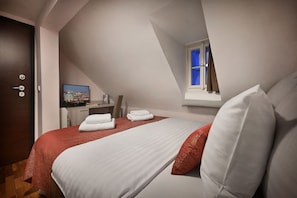 Basic Double Room | Minibar, in-room safe, individually decorated, individually furnished