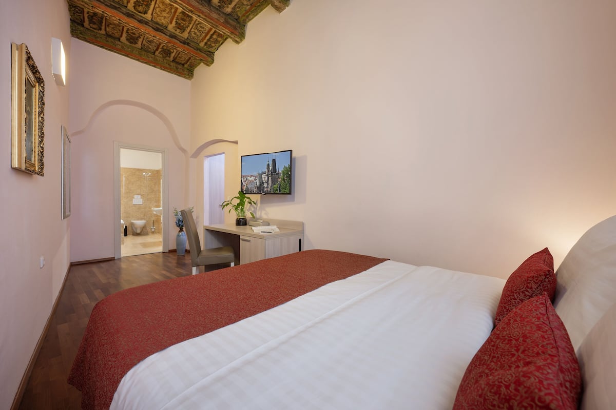 Comfort Double Room, Bathtub | Minibar, in-room safe, desk, laptop workspace