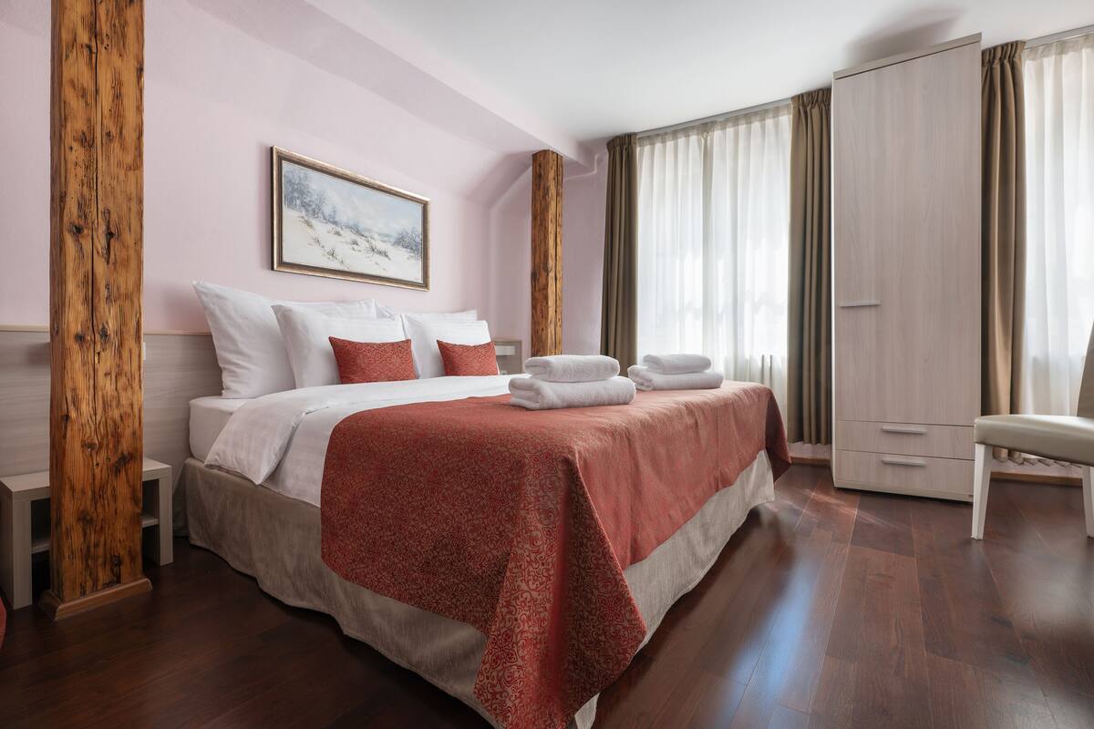 Quadruple Room | Minibar, in-room safe, desk, laptop workspace