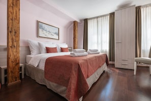 Habitació quàdruple | Minibar, caixa forta a l'habitació i decoració individual
