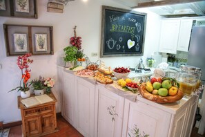 Daily continental breakfast (EUR 15 per person) - Villa Ines (Venice)