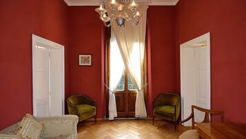 Leilighet, 3 soverom | Minibar, safe på rommet, individuelt innredet og skrivebord