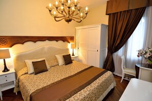 Junior Suite | Minibar, in-room safe, individually furnished, desk
