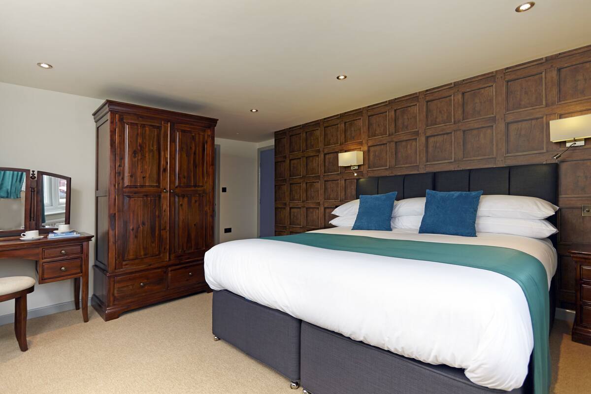 Double Room, 1 King Bed, River View | Desk, iron/ironing board, cots/infant beds, free WiFi