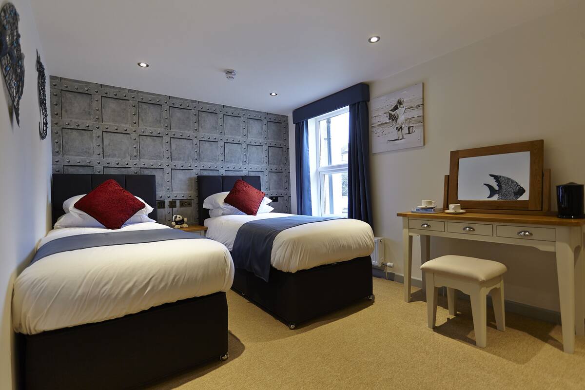 Twin Room | Desk, iron/ironing board, cots/infant beds, free WiFi