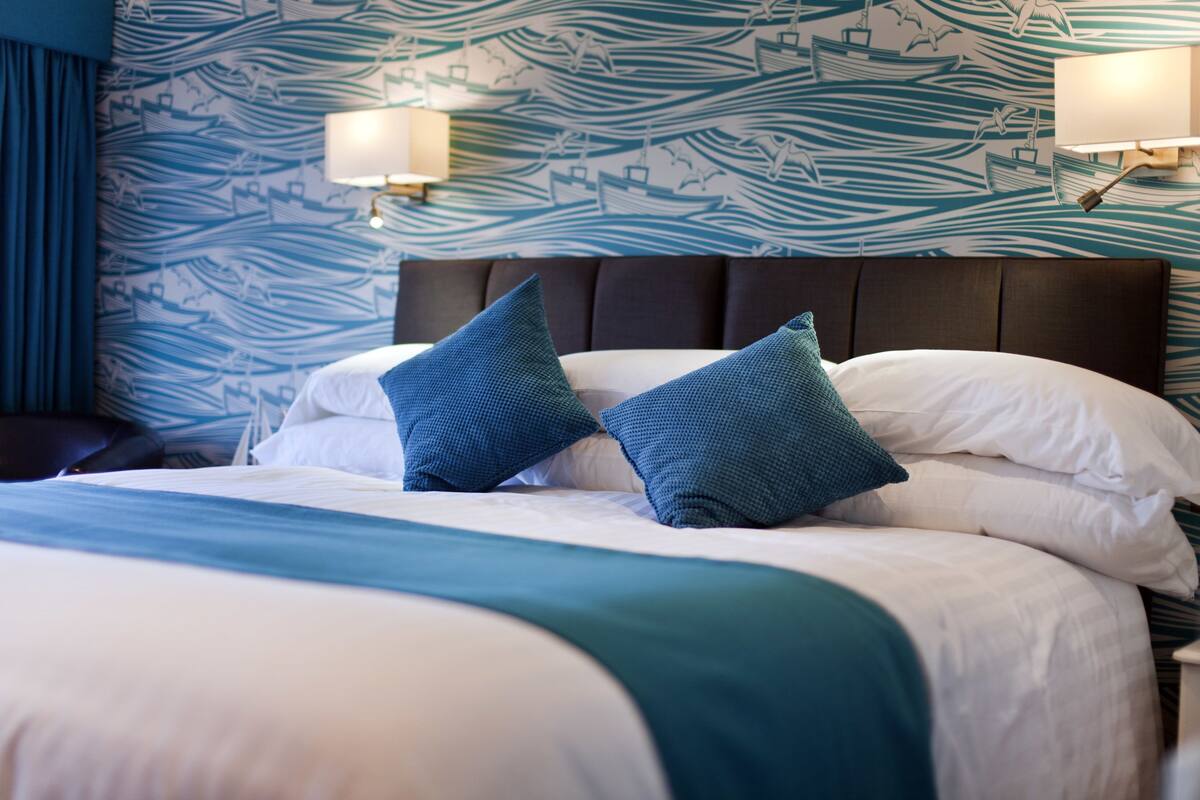 Double Room, 1 King Bed, Ground Floor | Desk, iron/ironing board, cots/infant beds, free WiFi