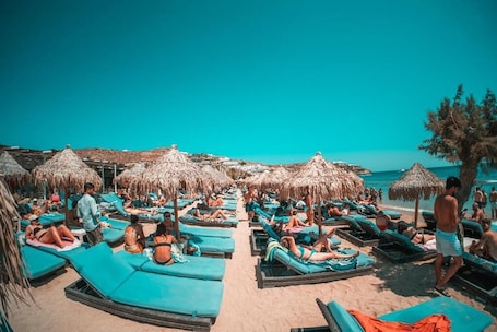 Sulla spiaggia, lettini da mare, ombrelloni, 2 bar sulla spiaggia. Paradise Beach Resort