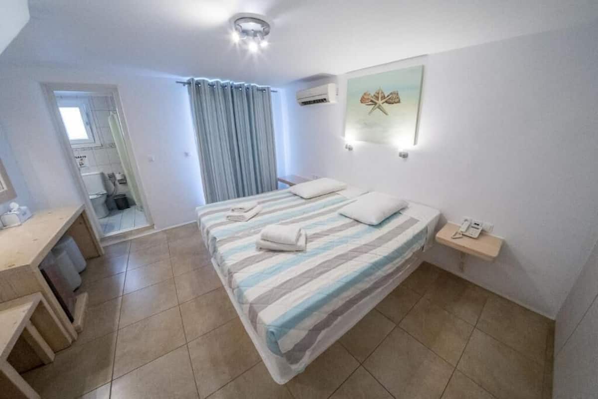 Standard Room | In-room safe, bed sheets