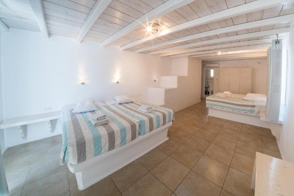 Habitación cuádruple superior | Caja fuerte y ropa de cama