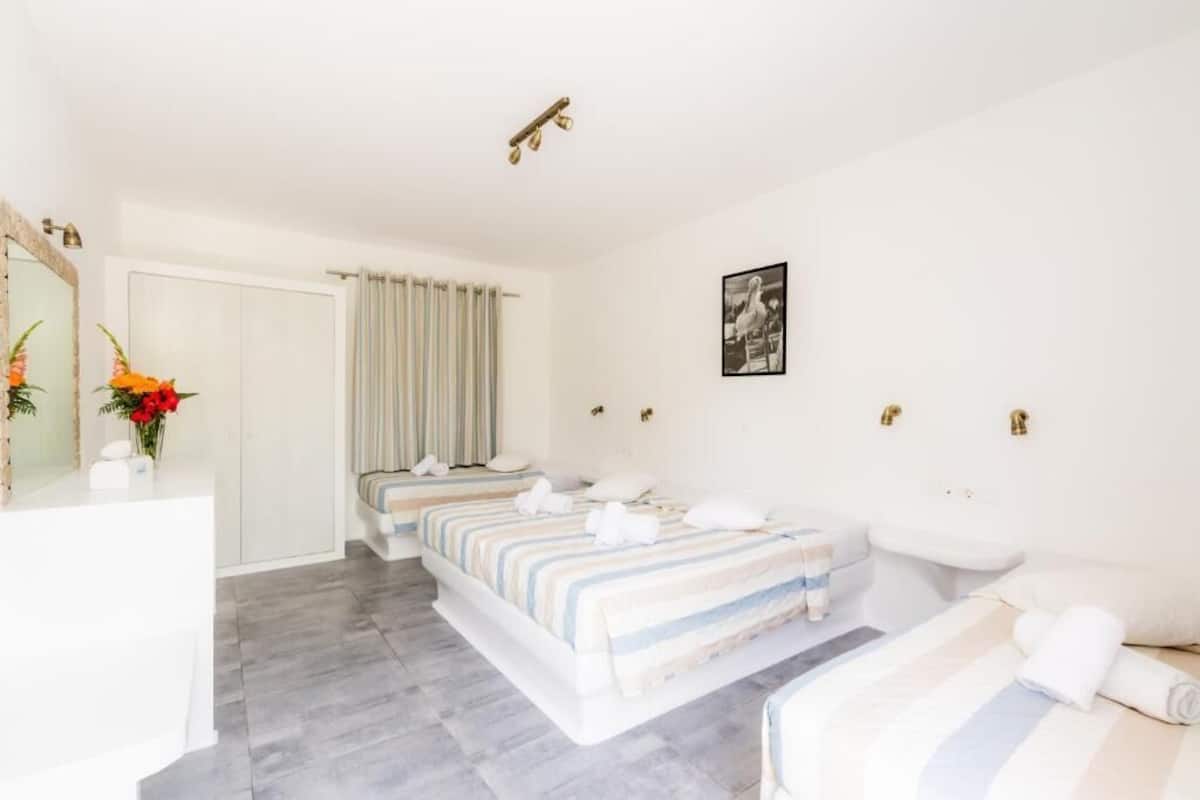 Quadruple Room | In-room safe, bed sheets