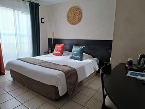 Standard Double Room | Premium bedding, free minibar items, in-room safe, desk - Hôtel Synaya (Sanary-sur-Mer)