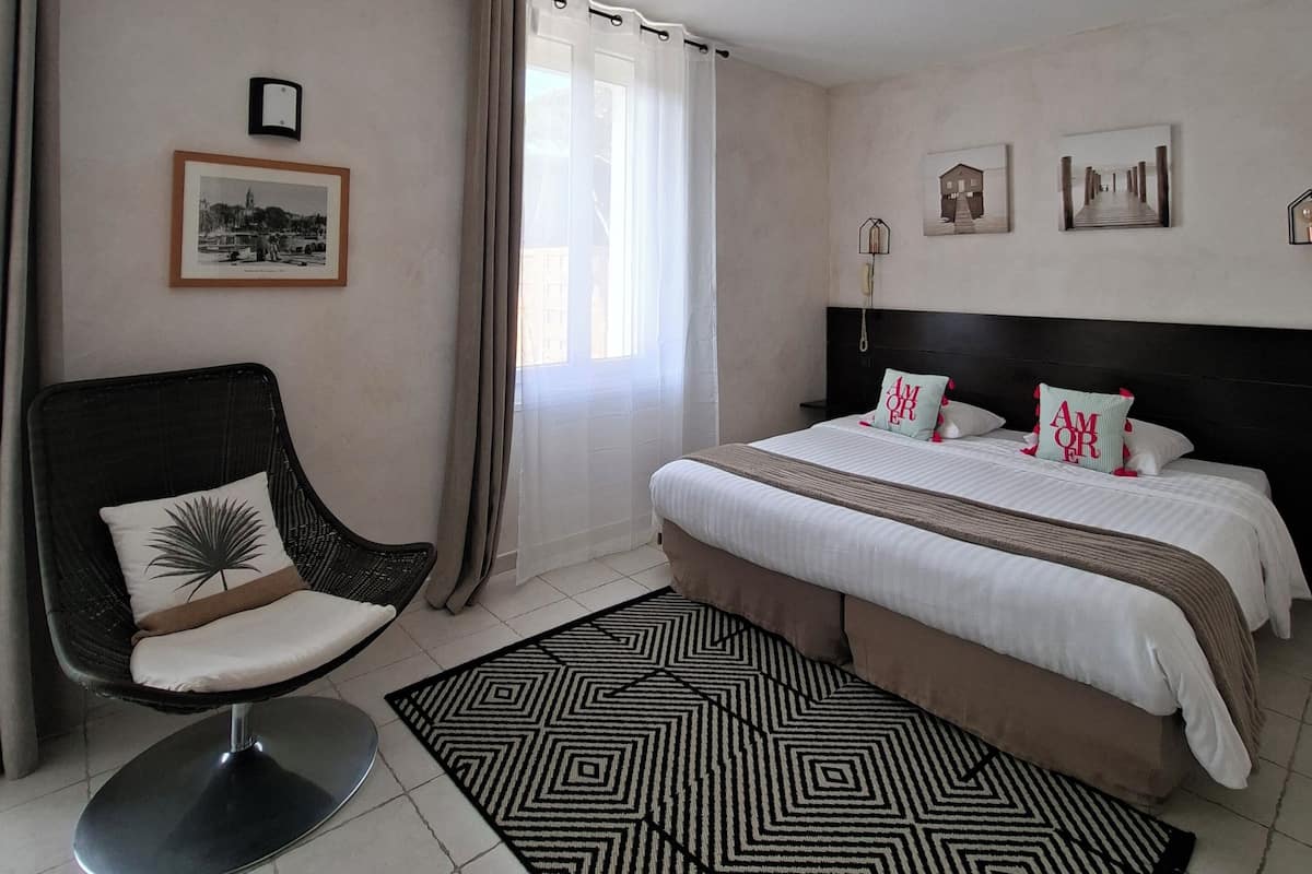 Premium bedding, free minibar items, in-room safe, desk