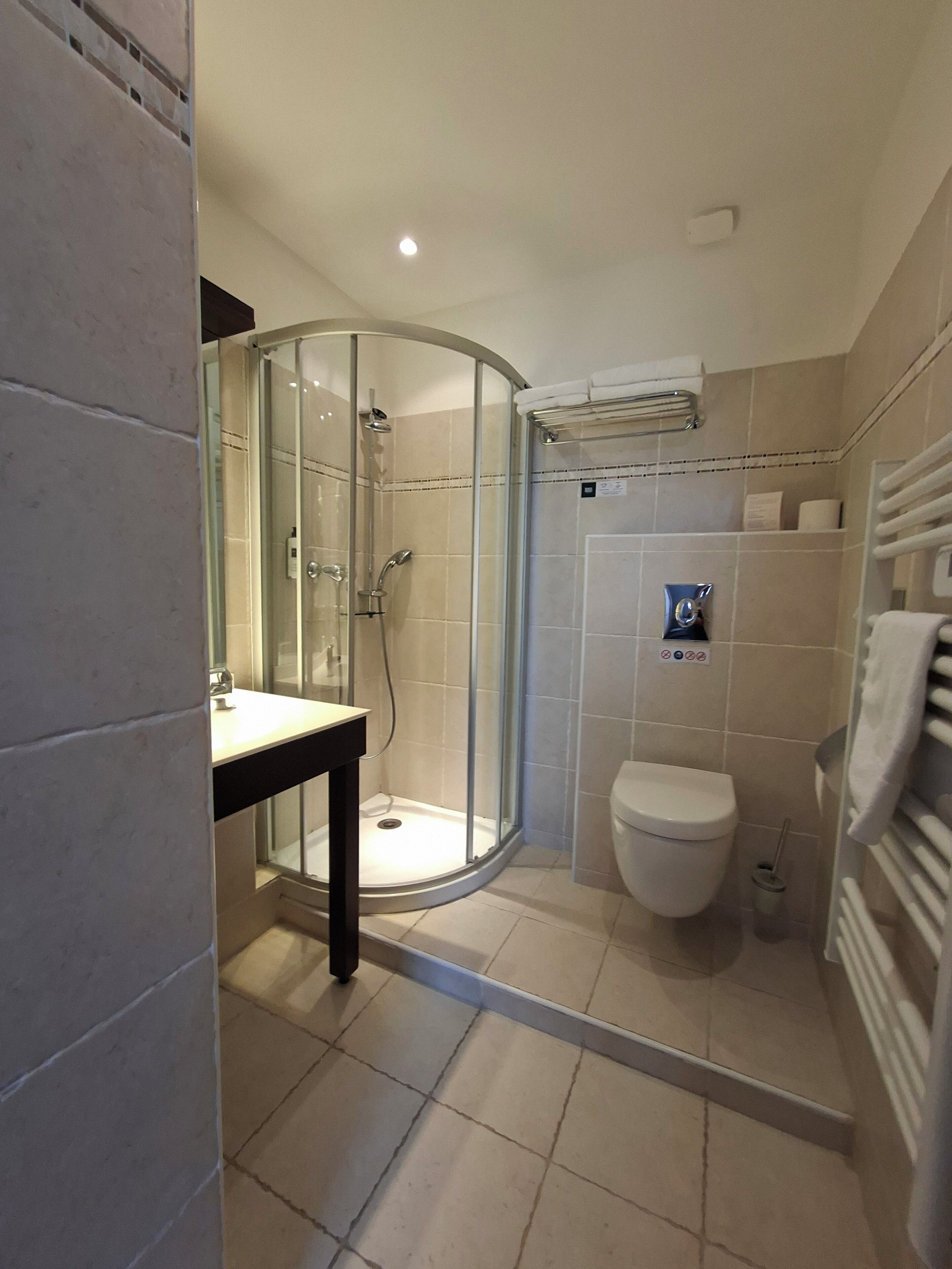 Doppia Standard | Bagno | Set di cortesia gratuito, asciugacapelli, asciugamani