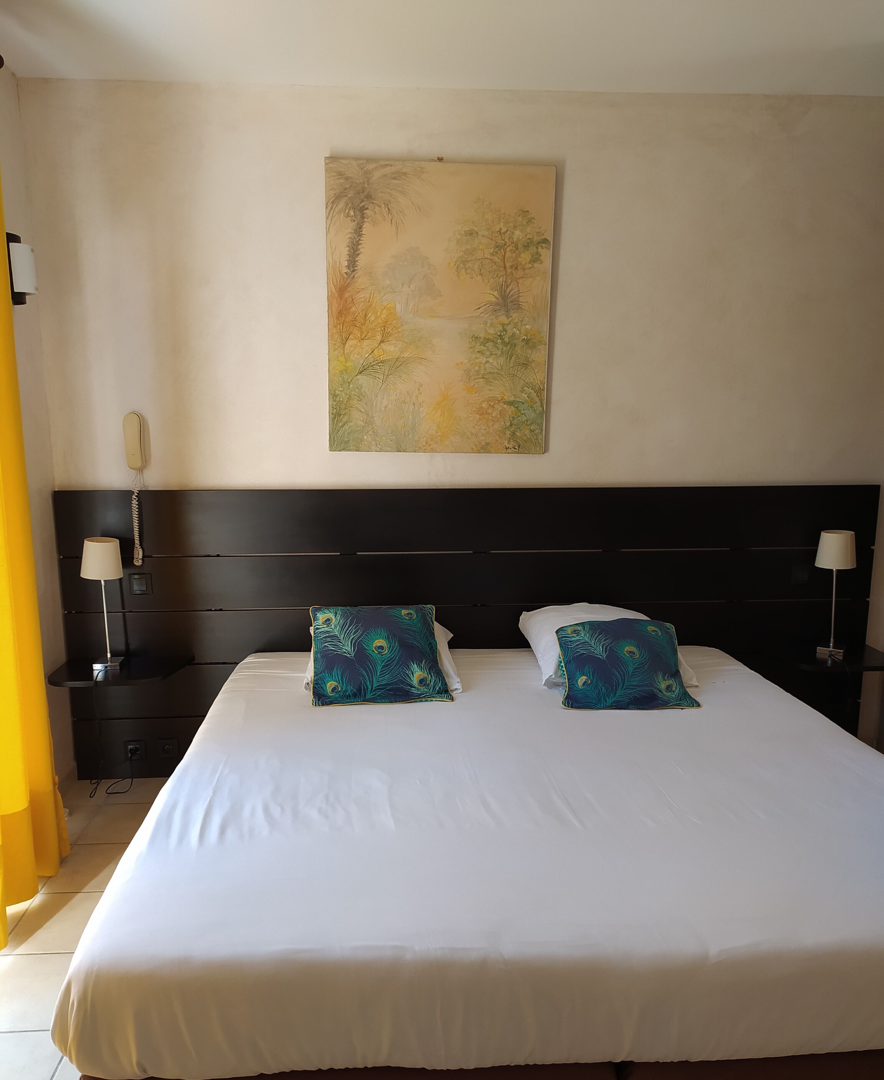 Habitación estándar doble | Ropa de cama de alta calidad y minibar (con algunos artículos gratuitos)